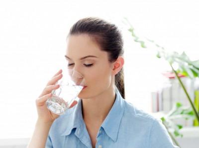 5 Alasan Minum Air Bisa Bantu Mengurangi Berat Badan